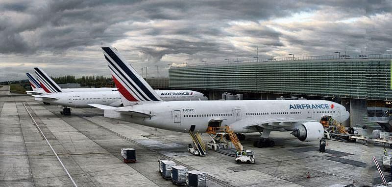 Genrebild &ouml;ver ett parkerad Air France flygplan