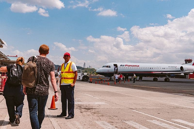 Menschen laufen zum Flugzeug