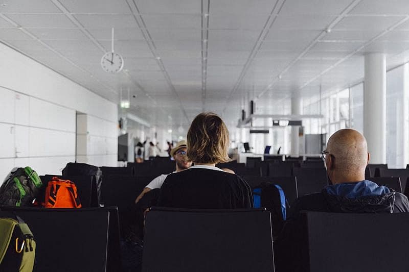 Air Europa-Passagiere warten am Flughafen