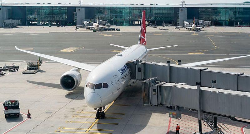 un avion Turkish Airlines parcat la poarta de &icirc;mbarcare