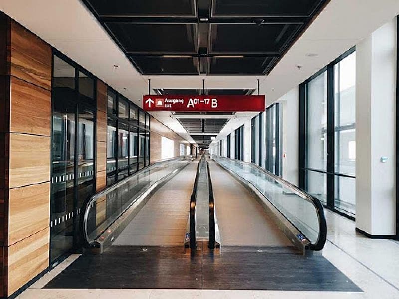 Cinta transportadora vac&iacute;a en un aeropuerto debido a las cancelaciones por coronavirus