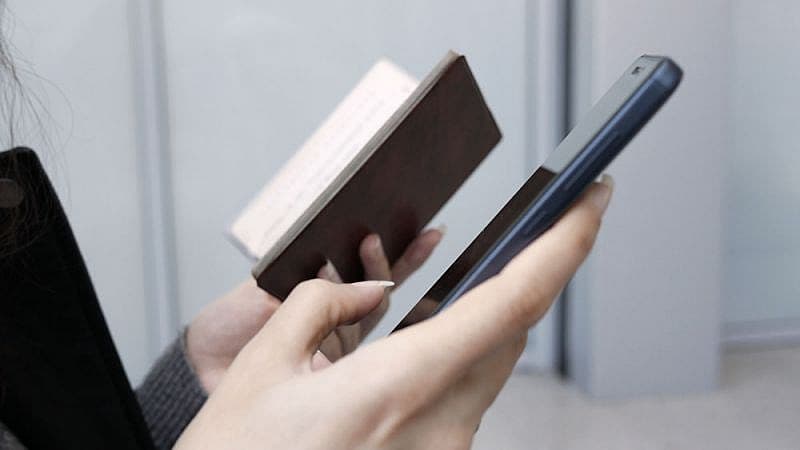 Mujer buscando informaci&oacute;n en su tel&eacute;fono m&oacute;vil sobre reclamaciones a Plus Ultra L&iacute;neas A&eacute;reas