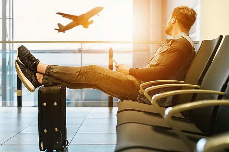 Hombre esperando trasla cancelaci&oacute;n del vuelo por huelga de controladores