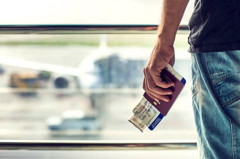 Mann mit Ticket am Flughafen