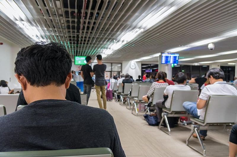 Pasajeros en sala de espera afectados por retrasos de Transavia