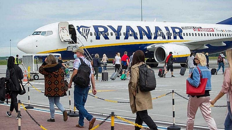 Matkustajat nousemassa Ryanairin lennolle lentoasemalla