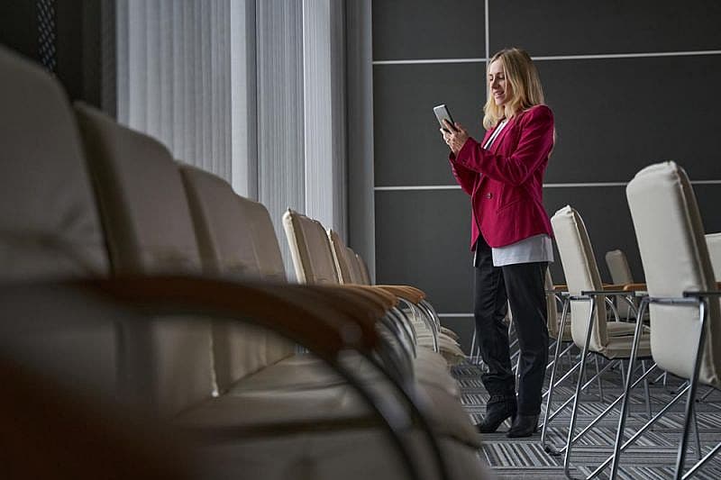 Kvinde s&oslash;ger oplysninger om kompensation for aflyst flyvning med Swiss Air