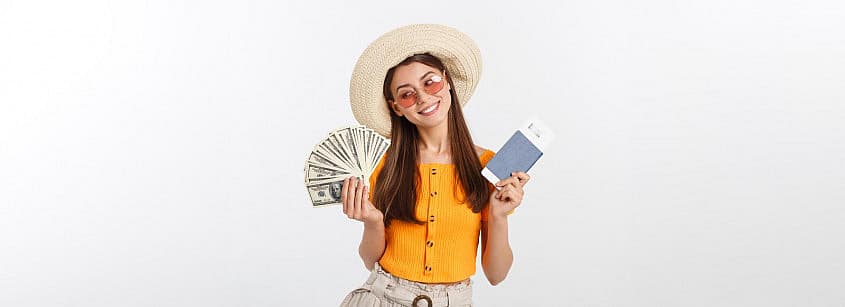 Joven feliz por haber obtenido su indemnizaci&oacute;n, sosteniendo billetes de dinero en una mano y su billete de avi&oacute;n en la otra.