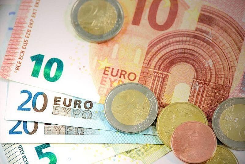 Genrebild &ouml;ver eurosedlar och mynt i olika val&ouml;rer
