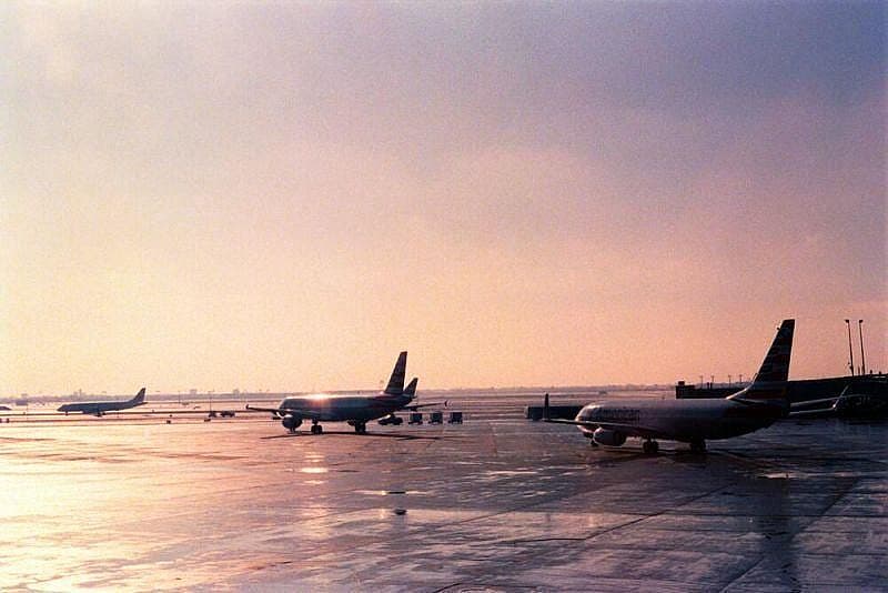 Genrebild &ouml;ver flygplan st&aring;endes p&aring; flygplatsen i solsken