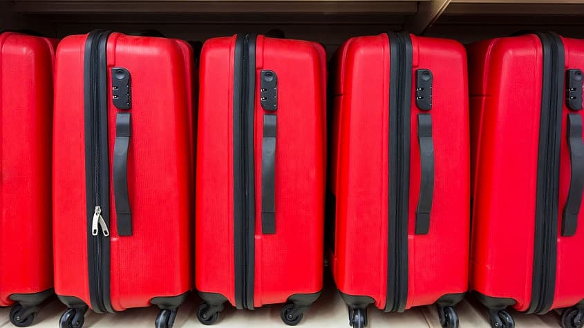 Rote Koffer am Flughafen