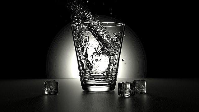 Wasserglas, daneben Eisw&uuml;rfel