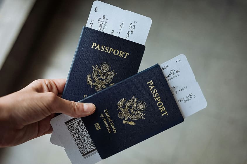 Passageiros com bagagem num terminal de aeroporto durante uma escala