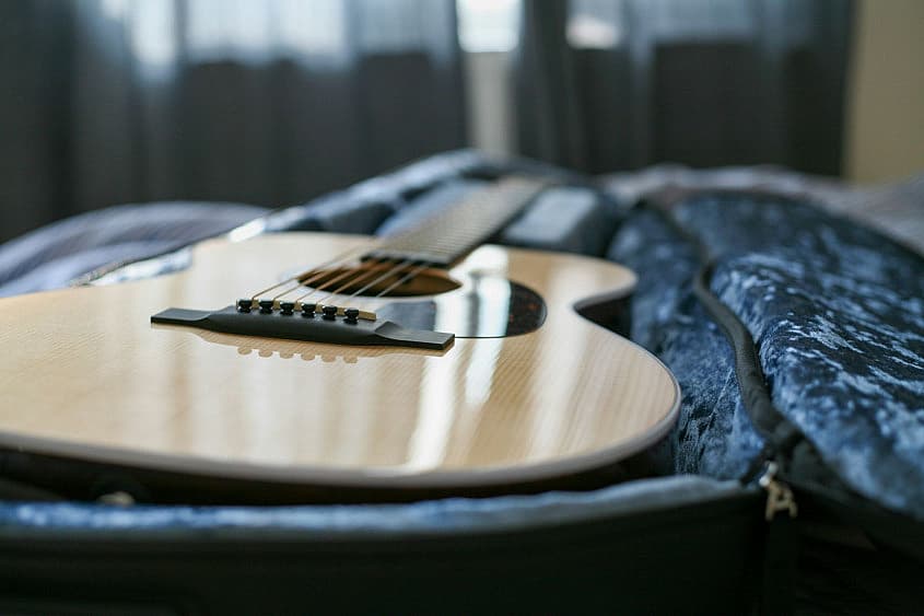 Equipamento desportivo e musical preparado para uma viagem de avi&atilde;o