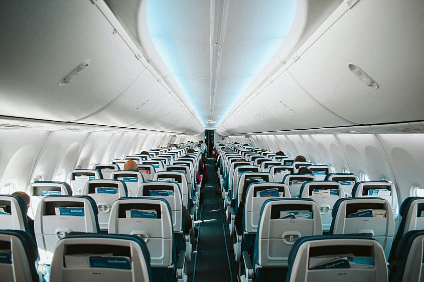 Passageiro sentado na cabine de um avi&atilde;o durante o voo