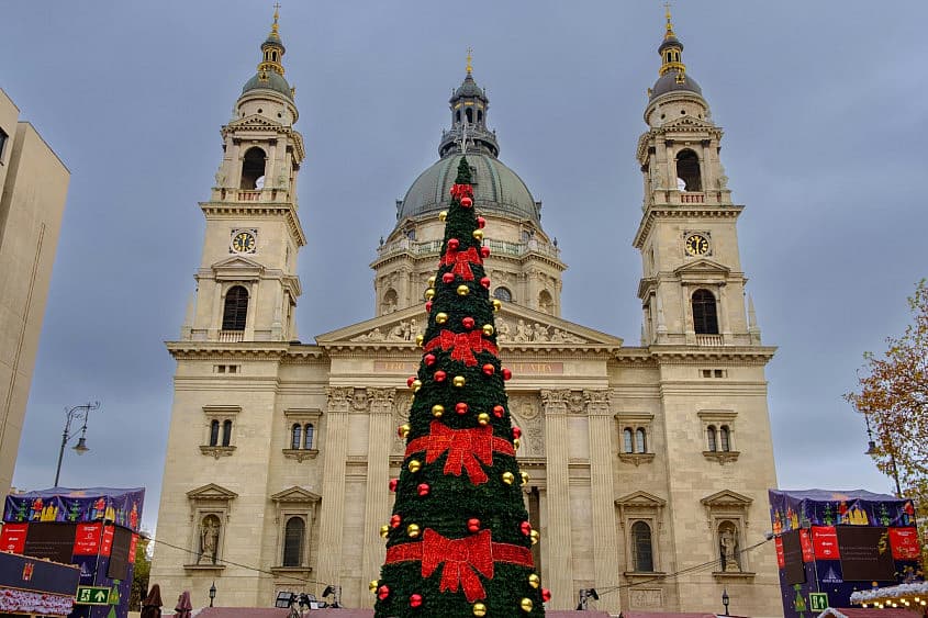 Bradul din centrul orașului unde se ține t&acirc;rgul de Crăciun din Budapesta.