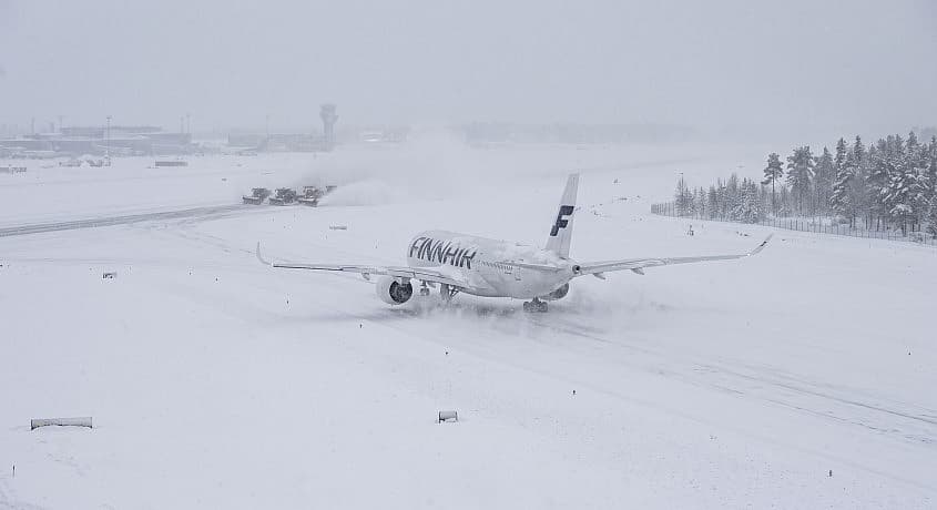 Fly i snestorm ved lufthavn