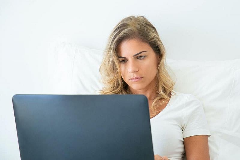 Ein M&auml;dchen sucht auf ihrem Laptop, wie man einen Beschwerdebrief &uuml;ber eine Flugversp&auml;tung schreibt