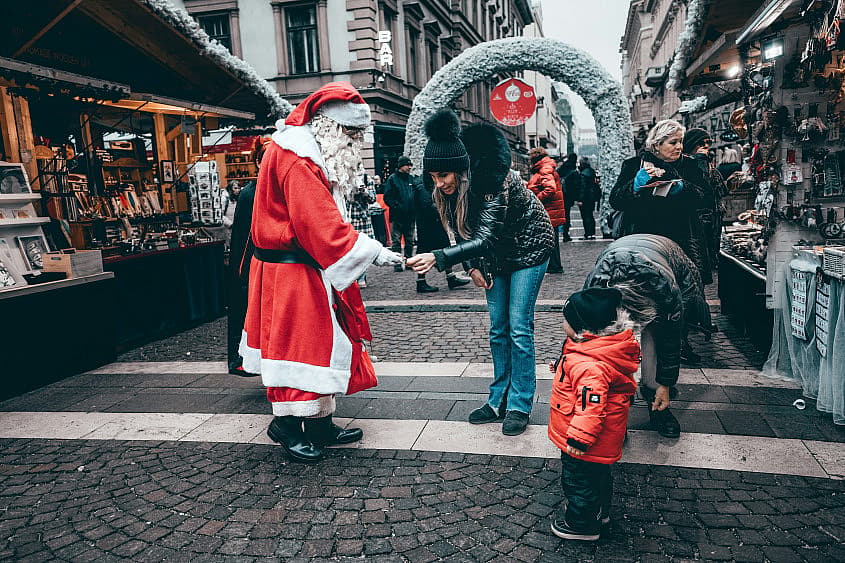 Mercado de Natal em Budapeste (Cr&eacute;ditos: unsplash)