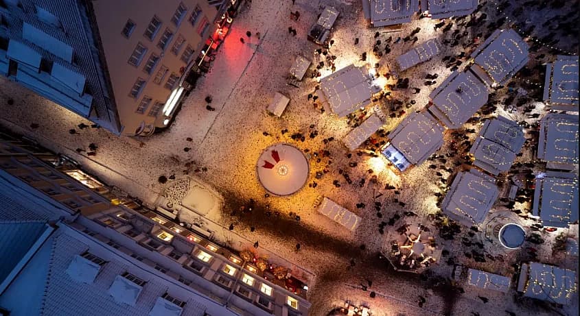 March&eacute; de No&euml;l de Tallinn sous la neige