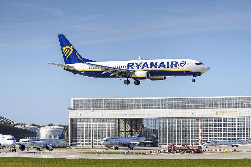 Avi&atilde;o da Ryanair a aterrar