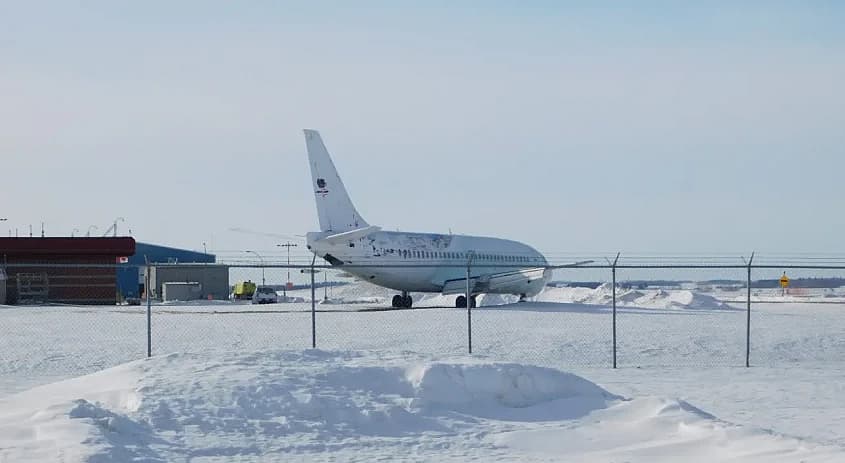 Avion sur une piste enneig&eacute;e en hiver