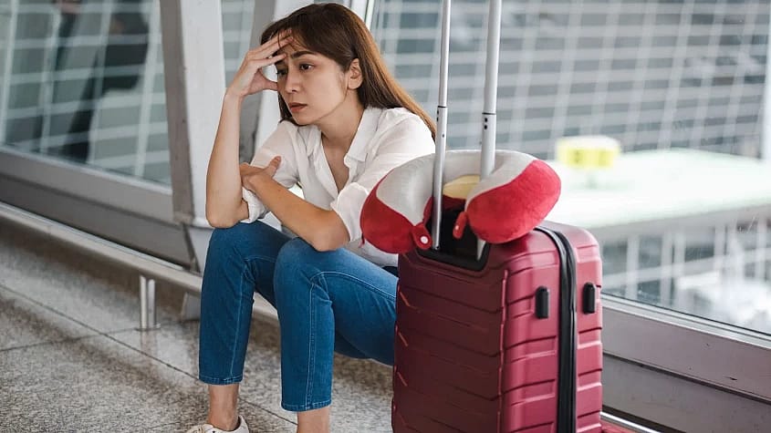 Donna in aeroporto mentre aspetta il suo volo in ritardo