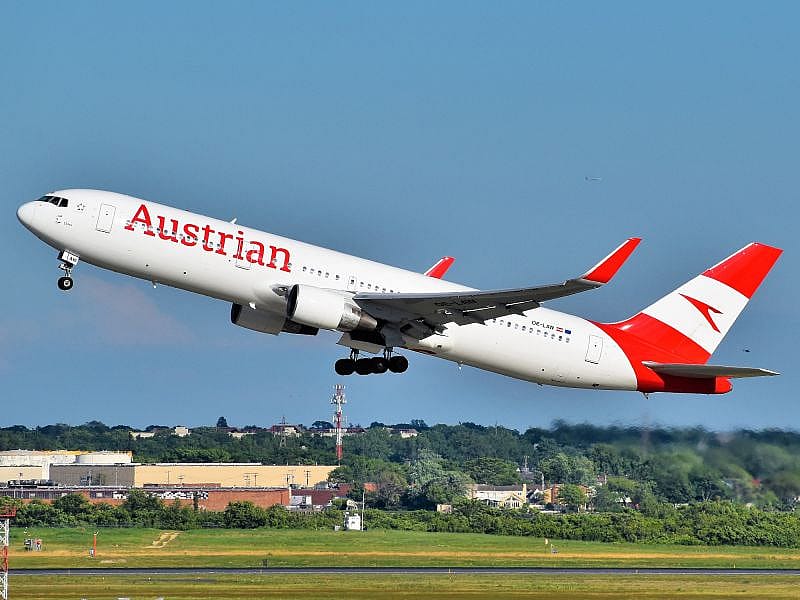 Aereo Austrian Airlines sulla pista di atterraggio