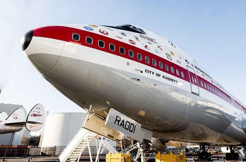 Boeing 747 am Flughafen 