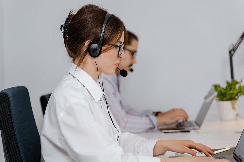 Call-Center Mitarbeiterin am Telefon&nbsp;