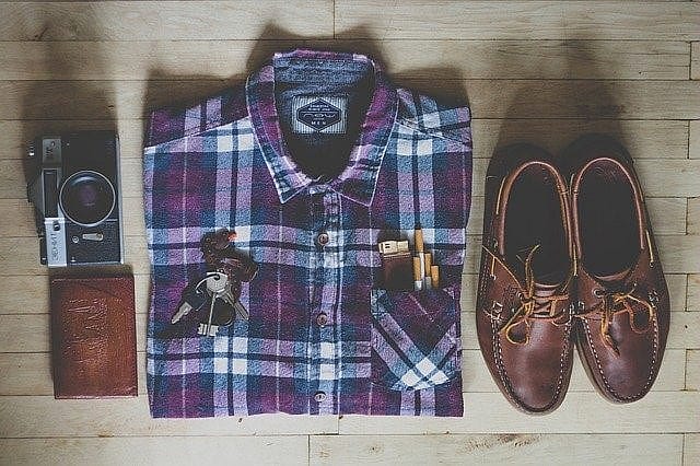 Chemise pli&eacute;e, chaussures, appareil photo et objets de valeur
