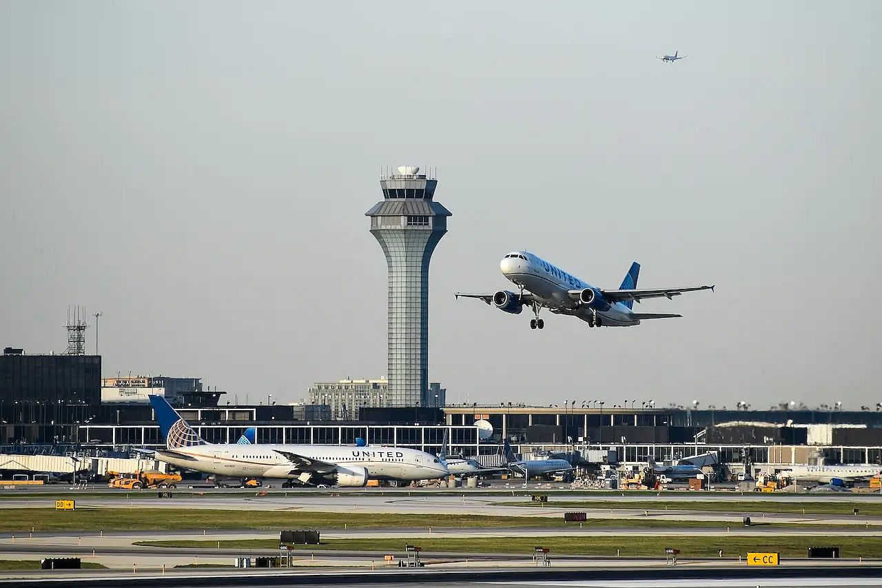 United plane landing at Chicago O'Hare International Airport