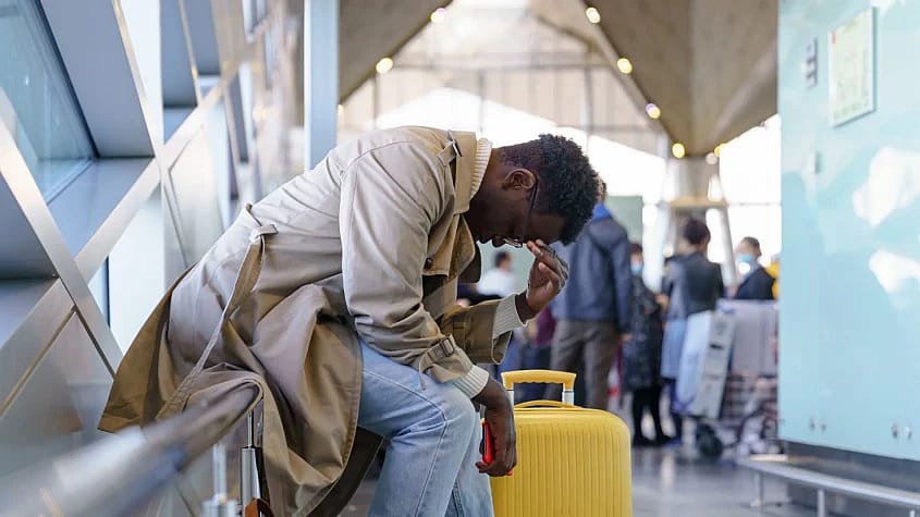 Passeggero stanco dopo il ritardo del suo volo