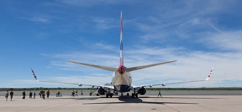 pasageri care urcă la bordul unei nave British Airways