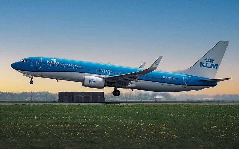 Imagine cu un avion KLM pe punct de decolare