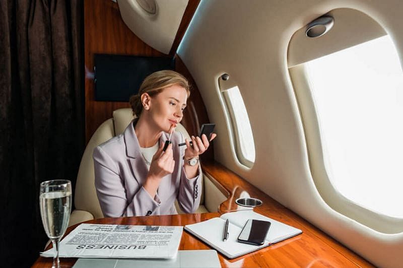 Puteți aduce produse cosmetice și de machiaj &icirc;n avion?