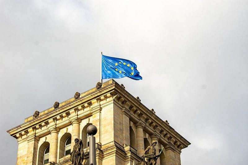 Flagge der EU auf einem Geb&auml;ude