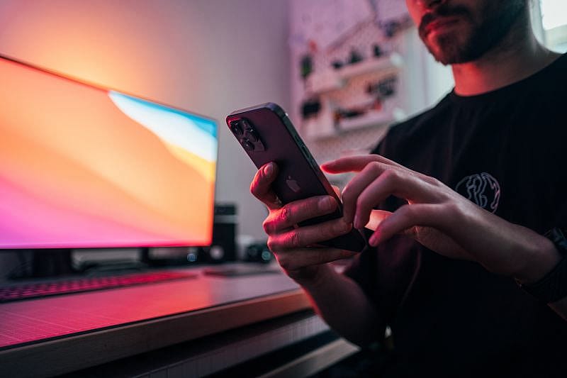 Een man controleert het klantenservicebeleid op zijn telefoon