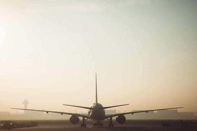 Flugzeug auf der Landebahn