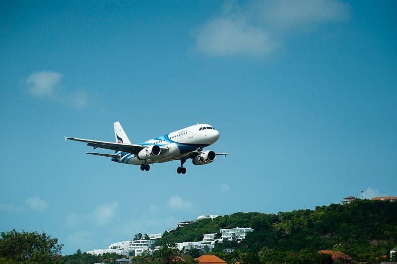 Flugzeug landet am Flughafen