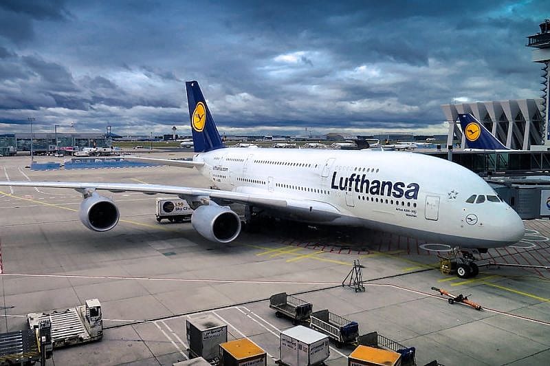Flugzeug steht am Flughafen