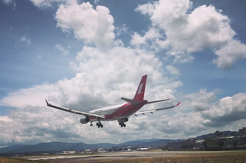Flugzeug von der Seite, am Landeanflug