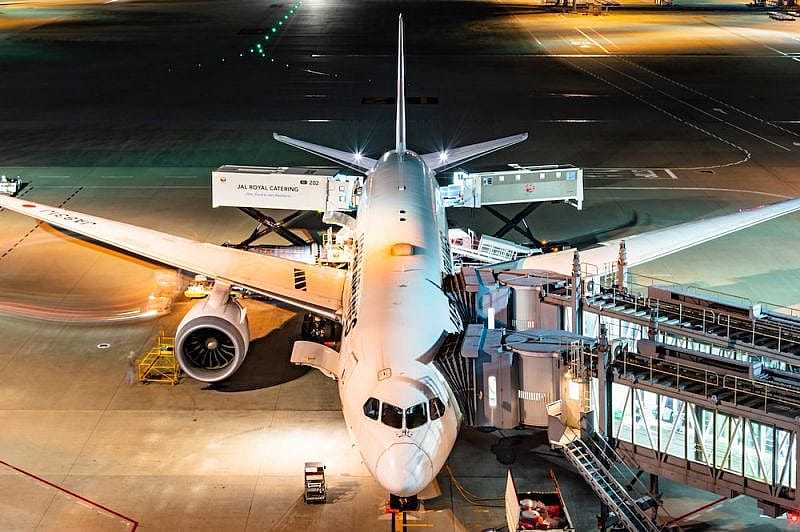 Flugzeug wird beladen am Flughafen
