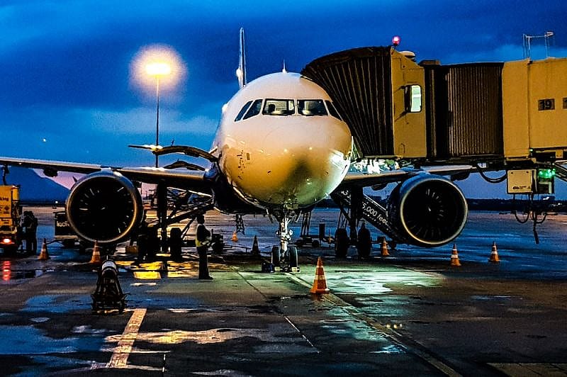 Flugzeug wird vorbereitet am Flughafen