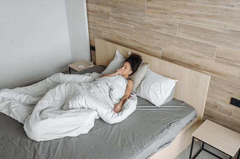 Frau mit Erk&auml;ltung im Bett