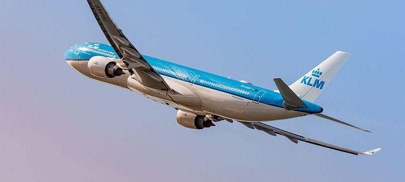 Genrebild &ouml;ver en KLM flygplan i luften