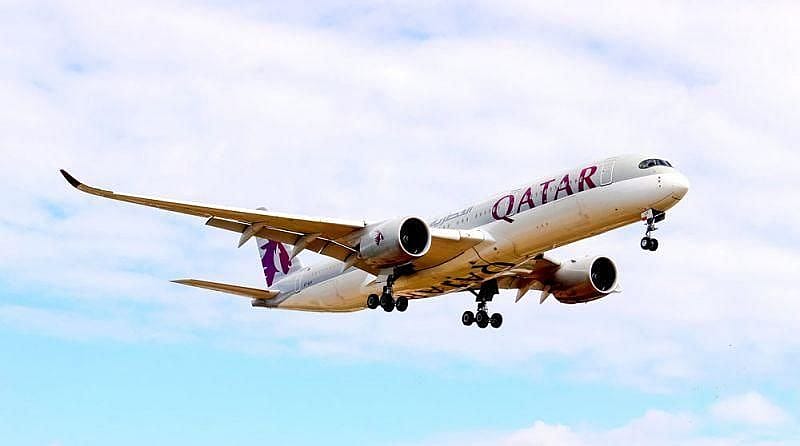 Genrebild &ouml;ver en Qatar Airways flygplan uppe i luften