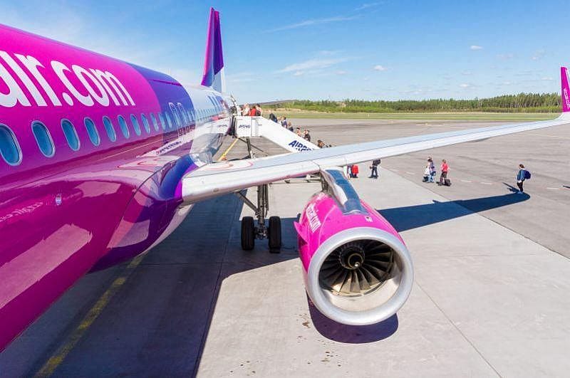 Genrebild &ouml;ver en vinge och motor hos ett Wizz Air flygplan
