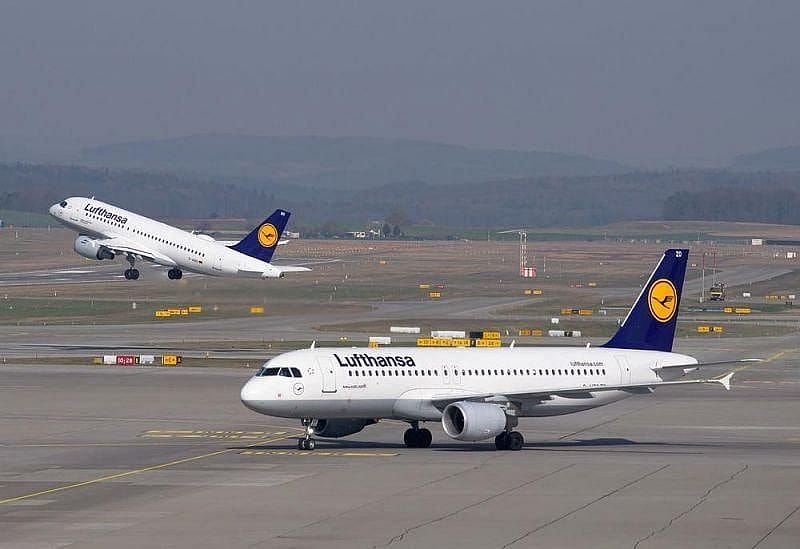 Genrebild &ouml;ver tv&aring; flygplan, d&auml;r ena lyfter medan den andra st&aring;r kvar p&aring; marken