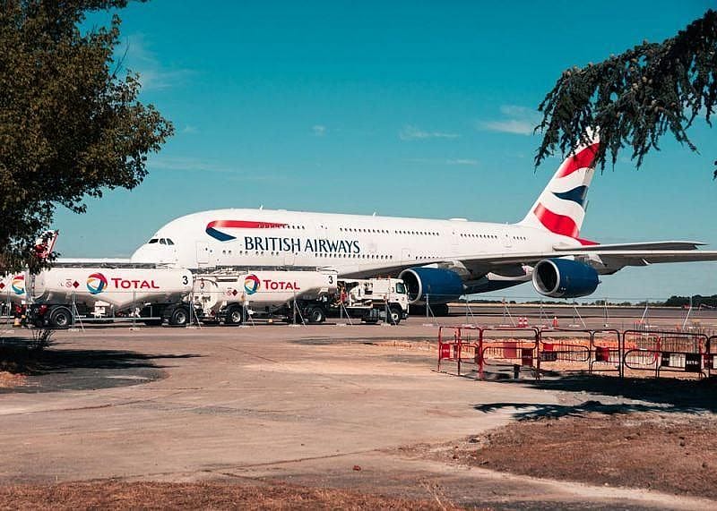Genrebild &ouml;ver ett British Airways flygplan som tankar.